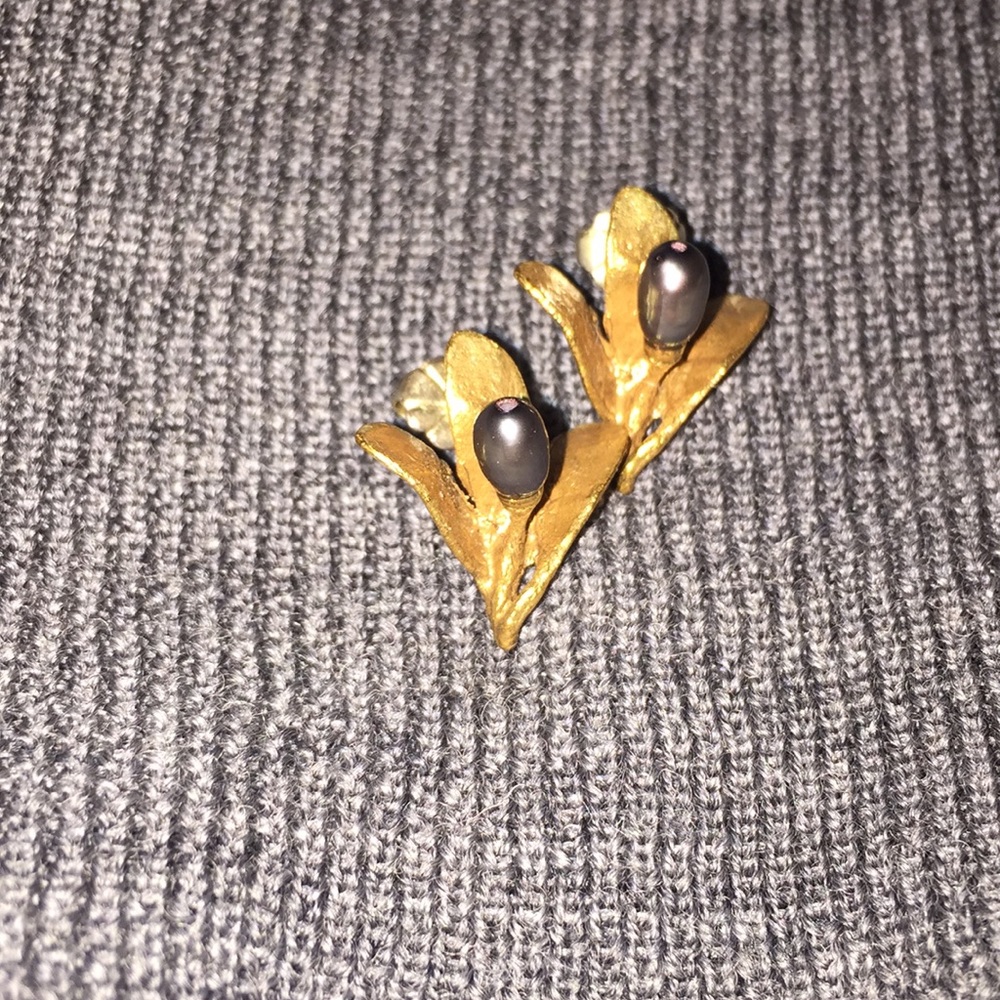 EXQUISITE HANDMADE GOLD VERMEIL BLK PEARL STUDS
